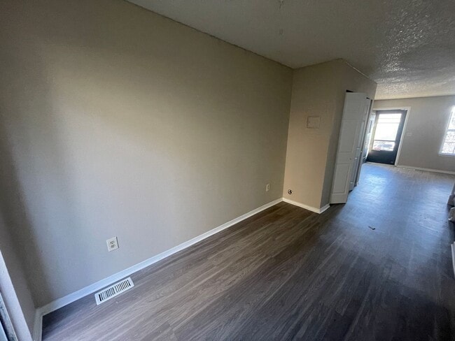 Building Photo - 2 Bedroom 2 Bathroom Townhouse Near Quincy and Buckley!!