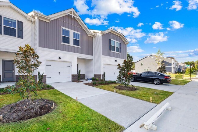 Foto del edificio - 3BR/2BA Townhouse Available JUNE 5!