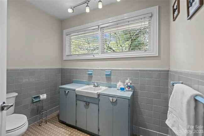 Building Photo - 1030 Dooley Dr