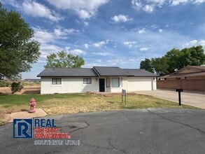 Building Photo - 2880 S Palm Cir