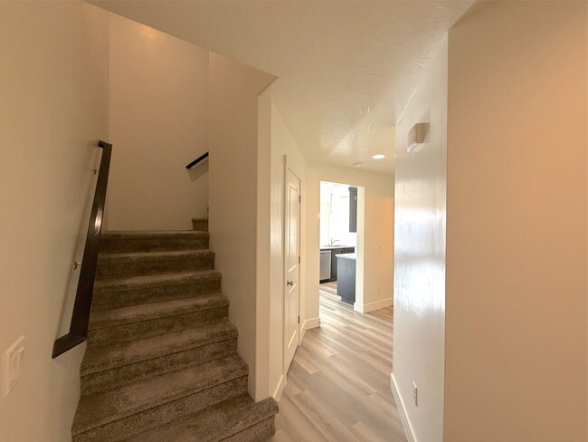 Building Photo - 4 Bed, 2.5 Bath home with 2 Car Garage