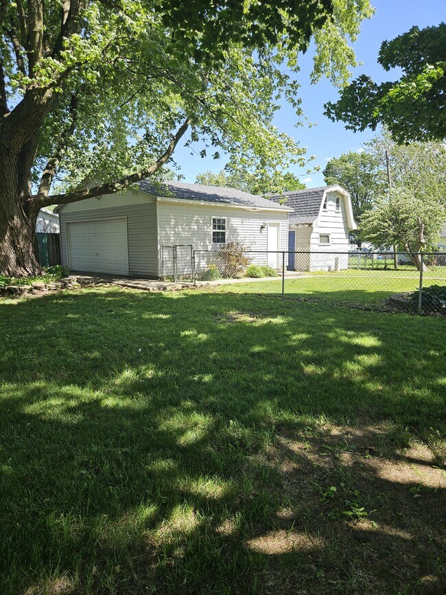Building Photo - 711 N Hemlock St