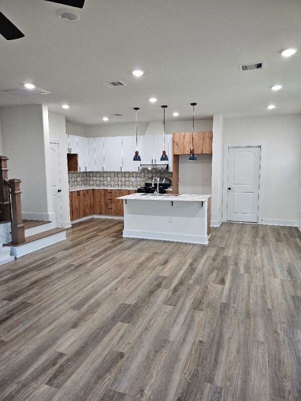 Building Photo - 851 S Victory Dr