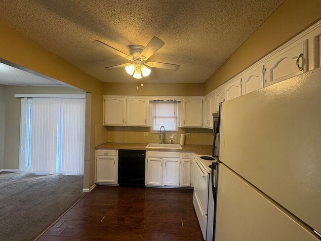 Building Photo - 1120 NE 9th St