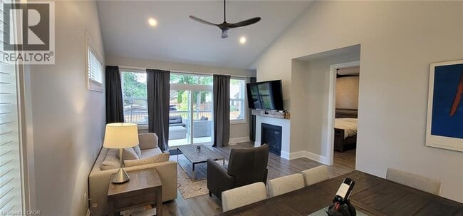 Building Photo - 10 Paradise Grv