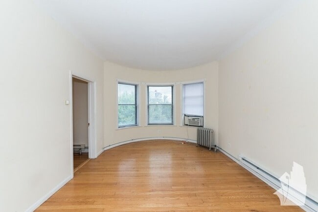 Building Photo - 923 W Waveland Ave