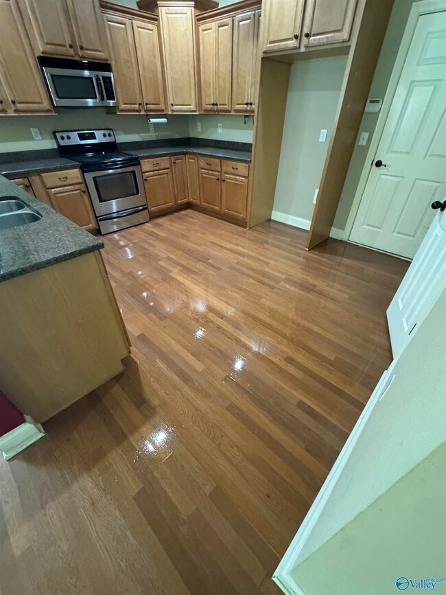 Building Photo - 208 Treetop Dr SE