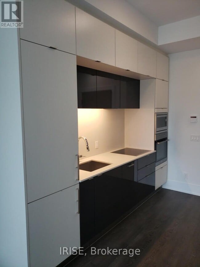 Building Photo - 1 Edgewater Dr