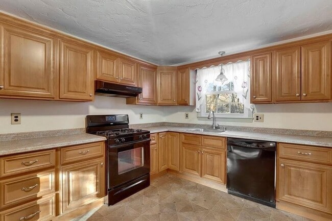 Building Photo - Well maintained, 3 Bedroom single family home in lovely Westford neighborhood.