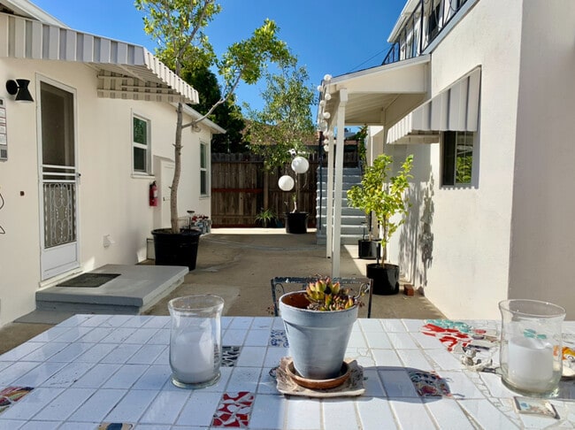 Patio compartido en la parte trasera - 2401 Oak St