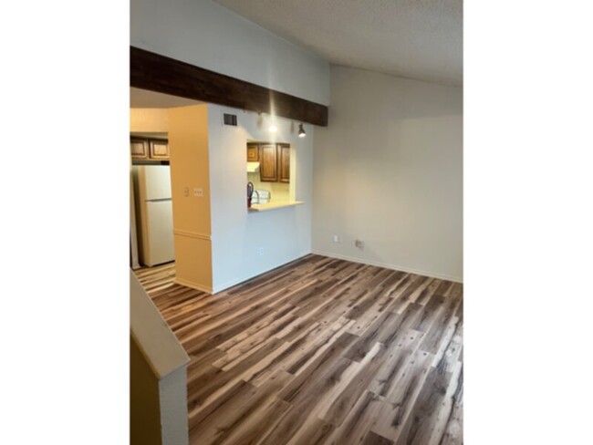 Building Photo - *****3 BEDROOM APARTMENT IN SEAGOVILLE******