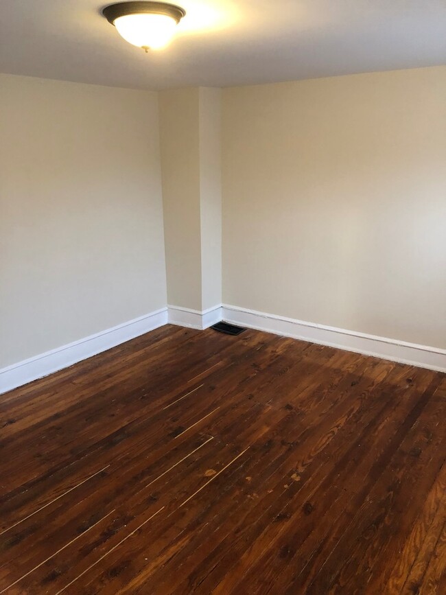 Building Photo - 654.5 Columbia Ave