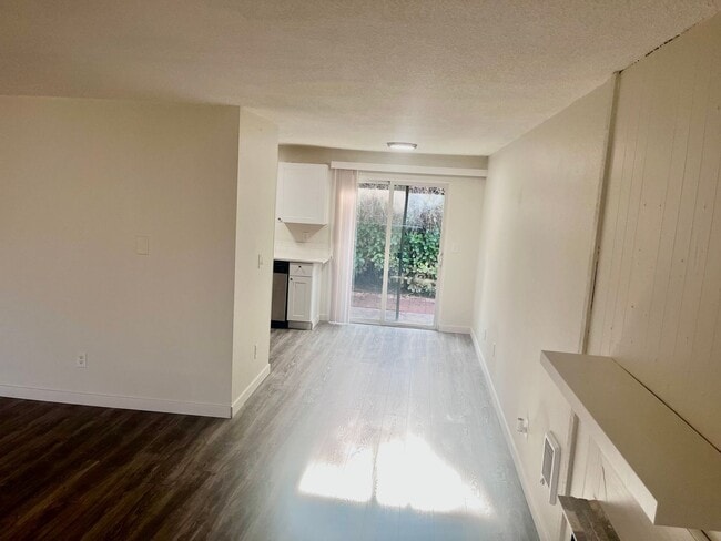 Foto del edificio - Cool Reno and Nifty Private yard too-Inner SE Duplex