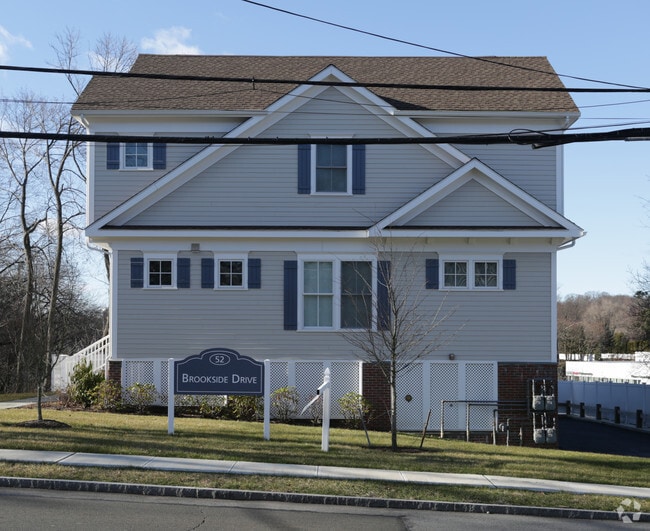 Building Photo - Luxury Townhouses