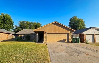 Building Photo - 211 Redbud St