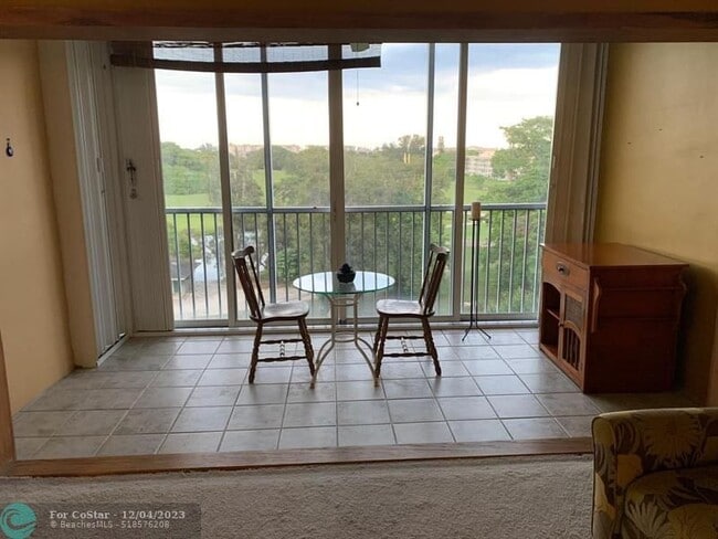 Building Photo - 3300 N Palm Aire Dr