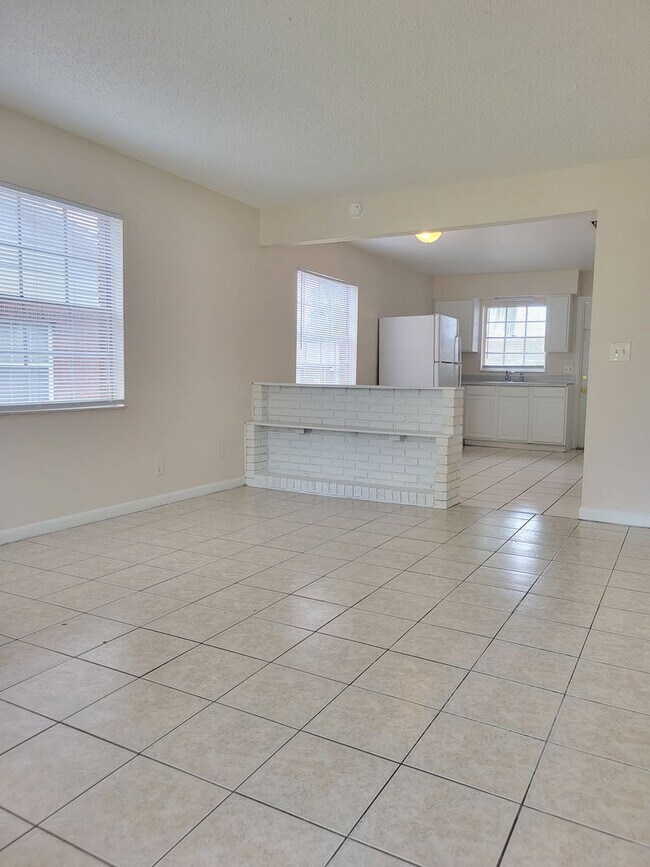 Building Photo - Two-Bedroom Apartment off Lake Howard