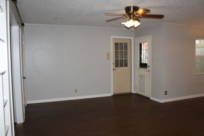 Building Photo - 3 BEDROOM, 2 BATH, NORTH BELTON