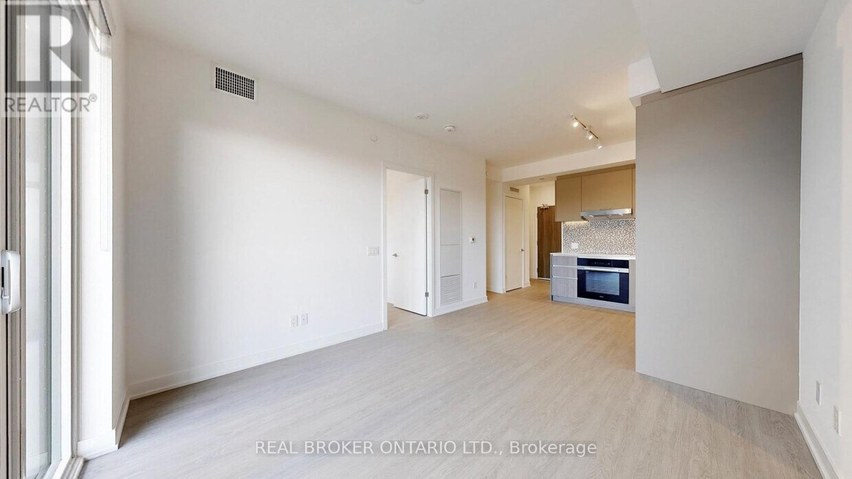 Photo principale - 8188-8188 Yonge St