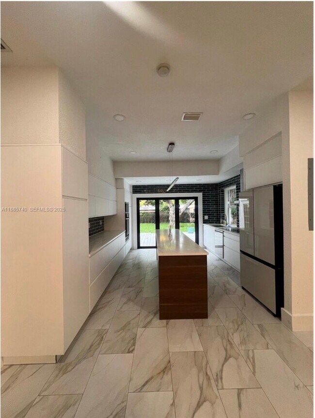Building Photo - Southwest 1st Avenue, Hallandale Beach, FL 33009 - 3 BR 2 BA single-family home