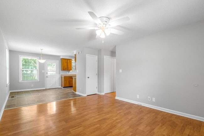 Building Photo - 3 Bedroom Pet Friendly Home For Rent!
