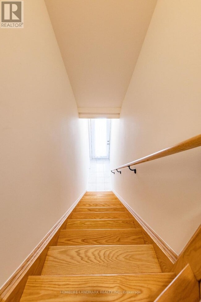 Photo du bâtiment - 717-717 Lawrence Ave W