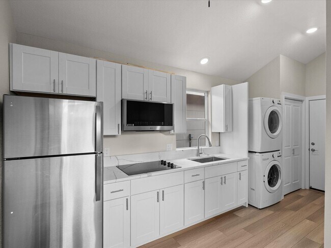 Building Photo - Brand New Midtown Casita