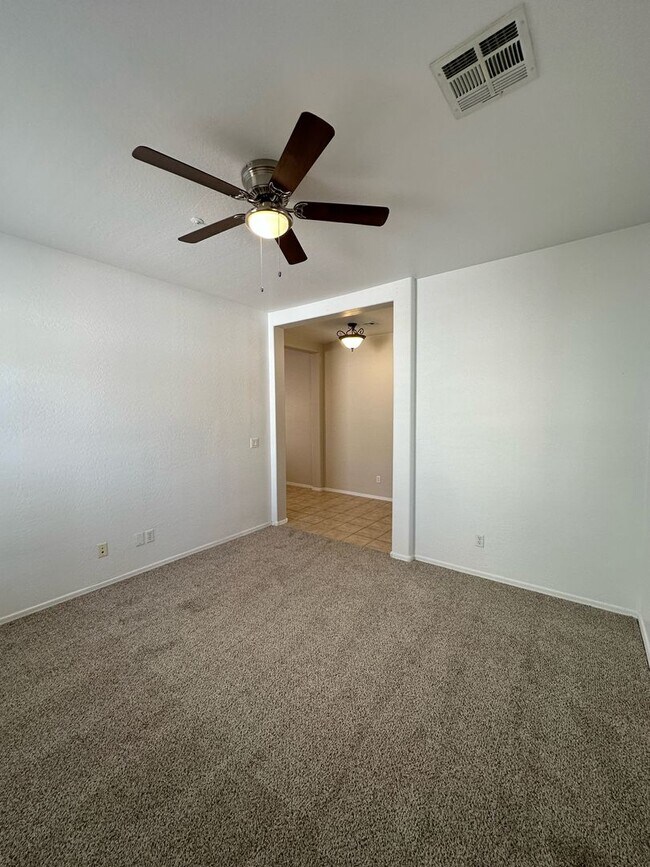 Building Photo - Spacious 4 bedroom, 2 bath in Excellent Lo...