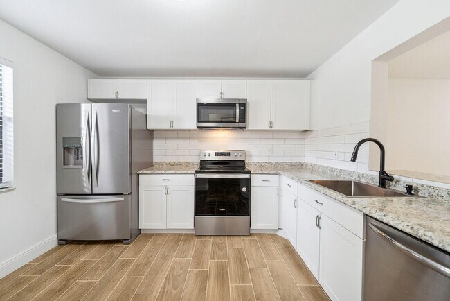 Building Photo - 1507 Lakeview Dr E