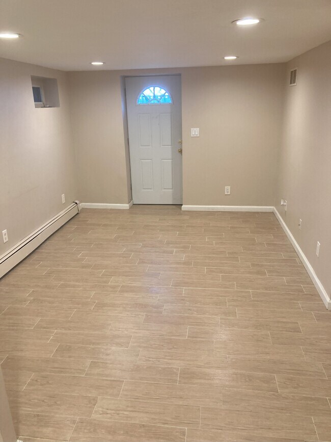 Sala de estar/Entrada - 636 Hoover St