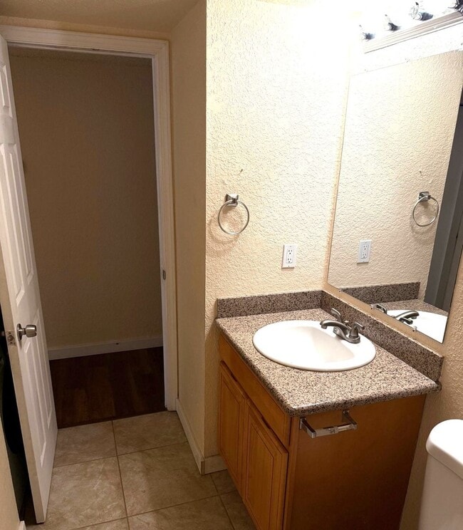 Building Photo - Beautiful 3 Bed/2 Bath Condo with 2 Parkin...