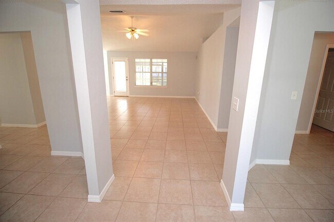 Building Photo - 12 Round Table Ln