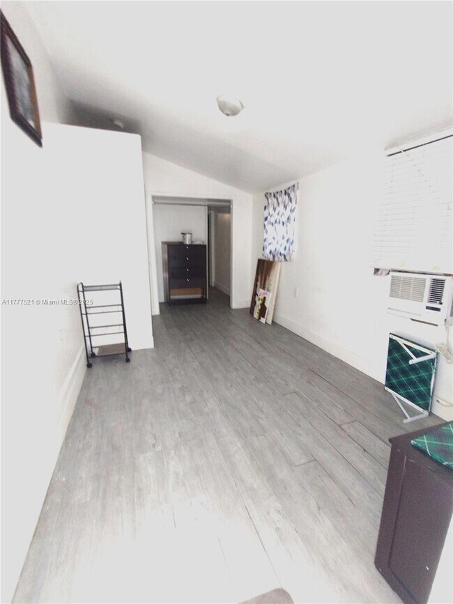 Foto del edificio - 5647 NW 5th Ct