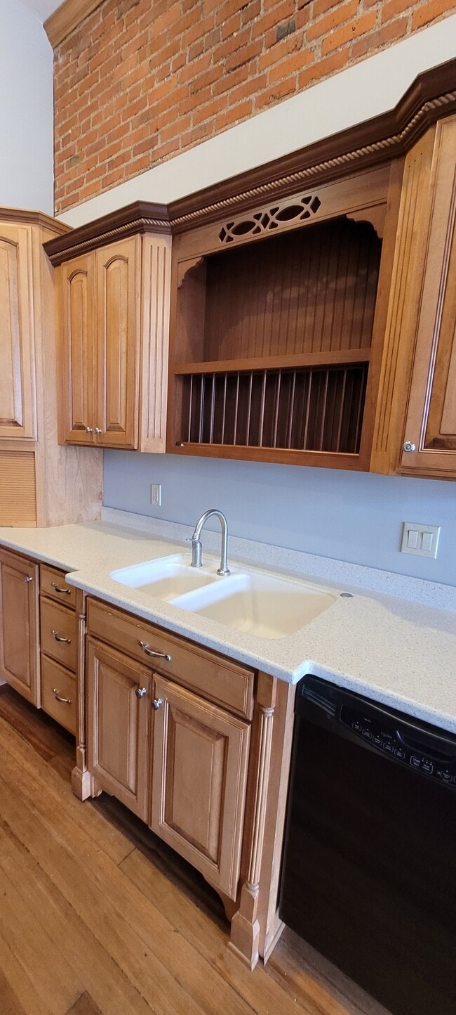 Dual sink - 520 W 1st St