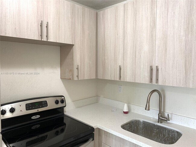 Foto del edificio - 2950 NW 7th Ct