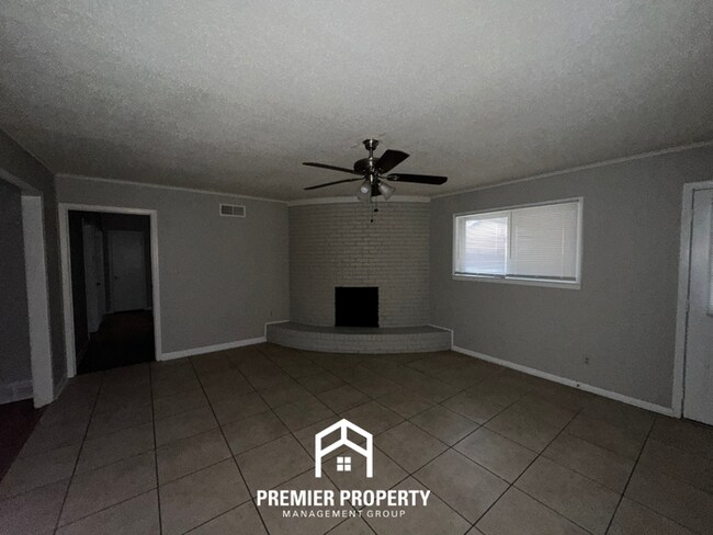 Foto del edificio - Charming 3BR Bartlett Home w/ Rustic Fireplace, Covered Patio & Fenced Yard