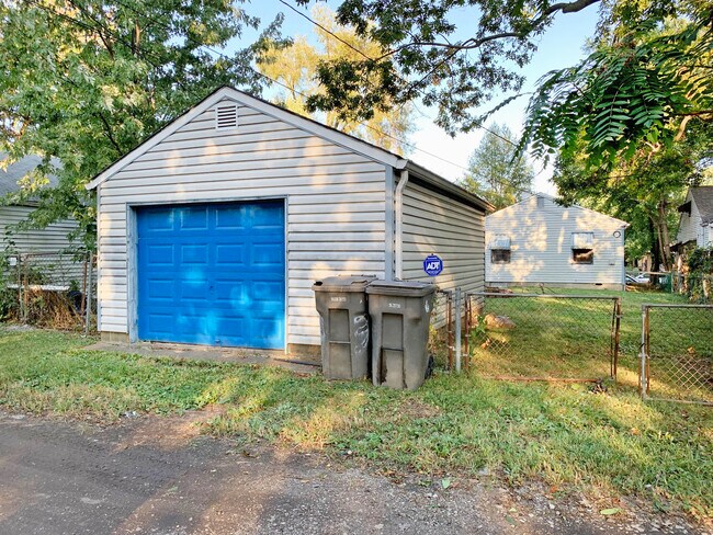 Garage - 334 S Oakland Ave