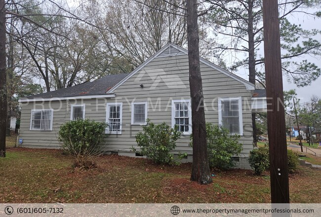 Building Photo - Really cute, traditional home in a Histori...