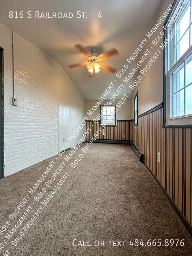 Foto del edificio - 816 S Railroad St