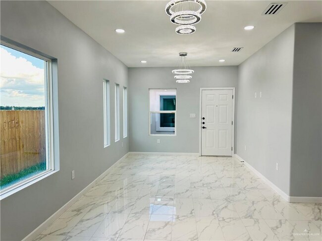Foto del edificio - 1018 N Clarence Ave