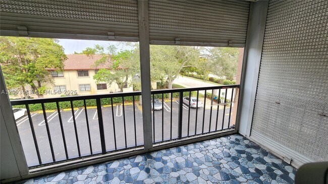 Foto del edificio - 2700 Coral Springs Dr