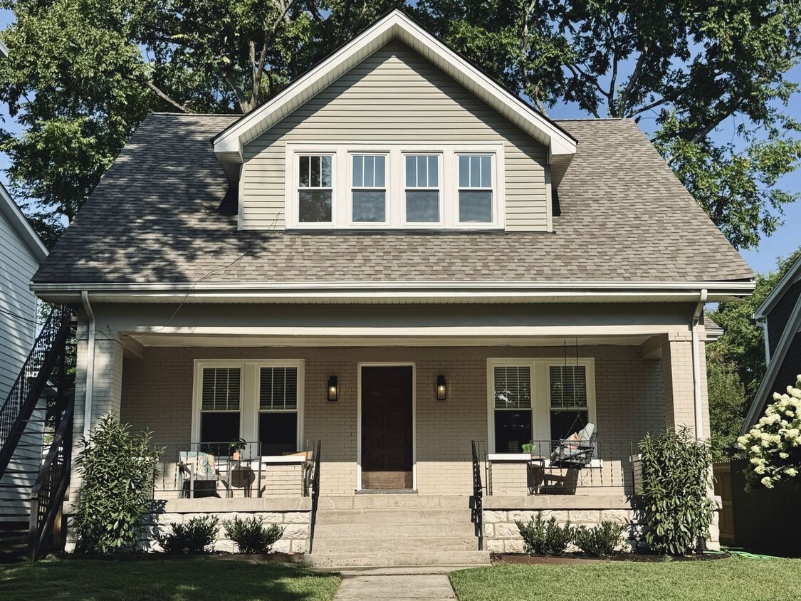 Foto principal - Charming Renovated 2BR/1BA Duplex in 1940s...