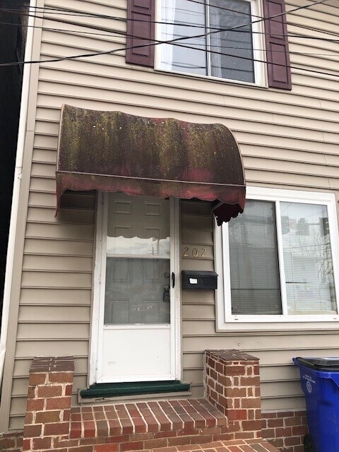 Front - 202 Jonathan St