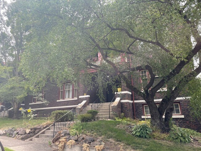 Building Photo - 508 S Cedar St