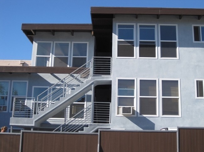 Building Photo - 6061 Franklin Ave