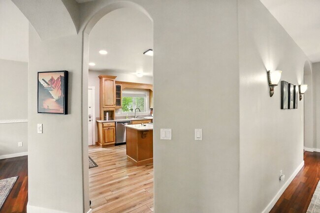 Foto del edificio - Beautiful Fully furnished 4 bedroom 2.5 bath