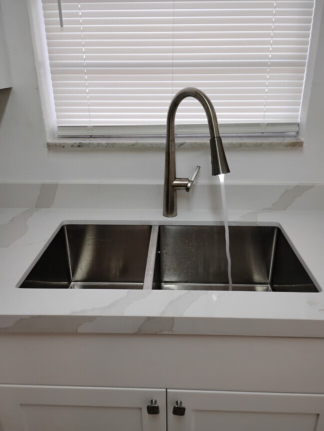 Fregadero y grifo de cocina nuevos - 3761 SW 59th Terrace