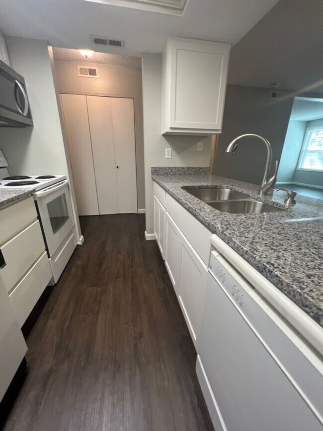 Building Photo - HOLIDAY MOVE IN SPECIAL **NO RENT DUE FOR ...