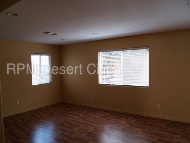 Building Photo - Great 3 Bedroom Town Home in Campus Park!