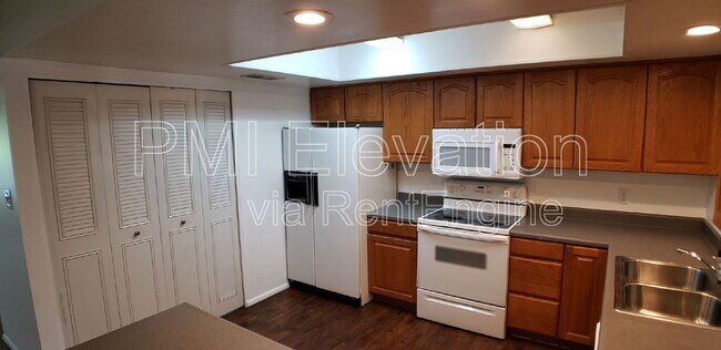 Foto del edificio - 9025 Mansfield Ave
